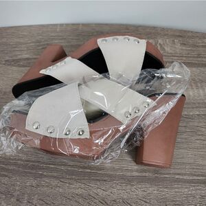 WOMEN'S SUEDE IVORY COLOR WITH BUTTONS IVORY COLOR SANDAL SIZE US 6